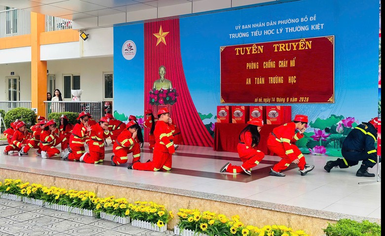 H&agrave; Nội: Học sinh nhiều trường được thực h&agrave;nh kỹ năng ATGT, PCCC - Ảnh 1.