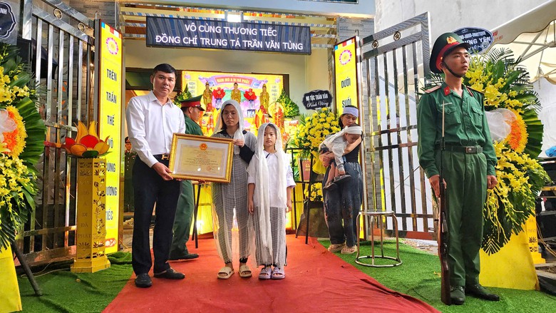 Ngh&igrave;n người dự lễ truy điệu v&agrave; tiễn đưa thiếu t&aacute; Trần Văn T&ugrave;ng- Ảnh 4.