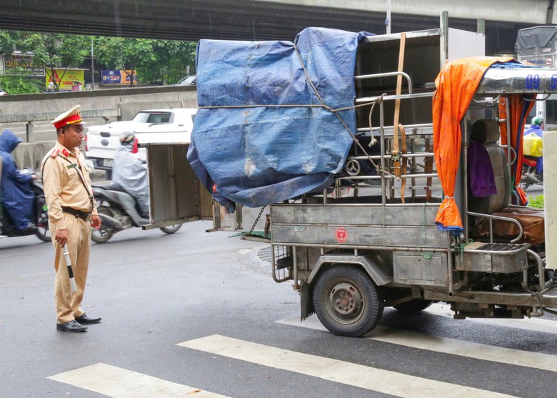 H&agrave; Nội: Xử l&yacute; nhiều t&agrave;i xế giả danh thương binh l&aacute;i xe ba b&aacute;nh, chở h&agrave;ng cồng kềnh - Ảnh 1.
