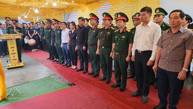 Ngh&igrave;n người dự lễ truy điệu v&agrave; tiễn đưa thiếu t&aacute; Trần Văn T&ugrave;ng- Ảnh 2.