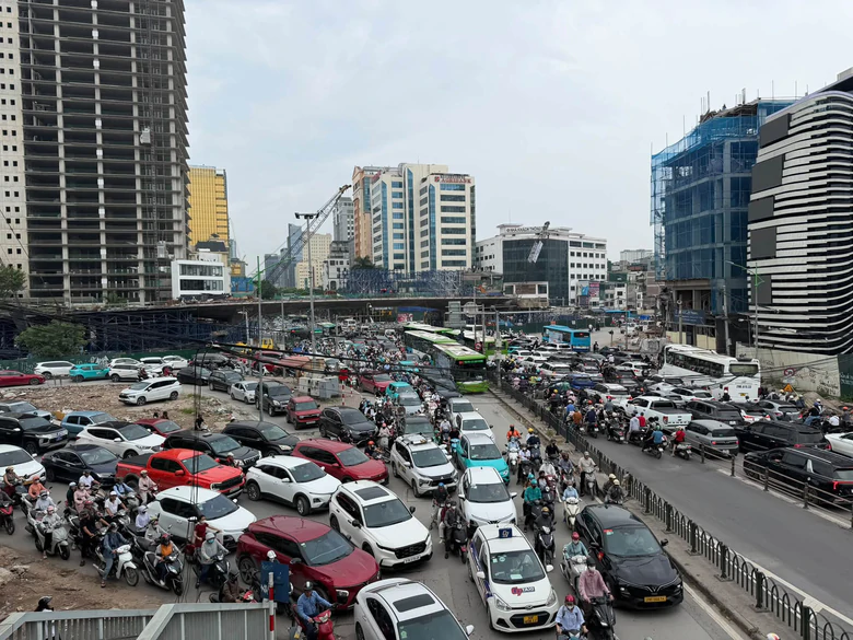 H&agrave; Nội: Khảo s&aacute;t, gỡ "n&uacute;t thắt" &ugrave;n ứ xe tại ng&atilde; tư Nguyễn Ch&iacute; Thanh - Đ&ecirc; La Th&agrave;nh - Ảnh 1.