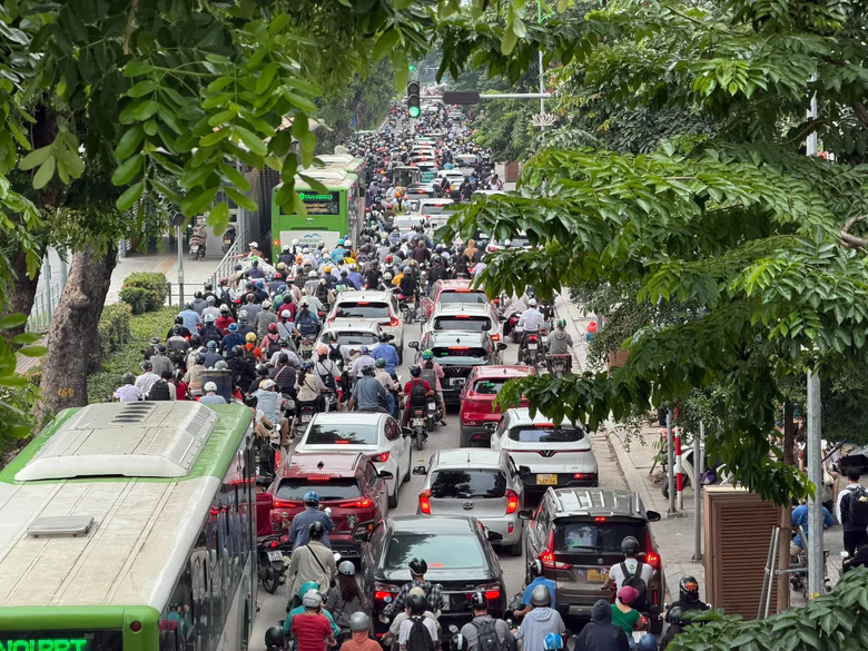 H&agrave; Nội: Khảo s&aacute;t, gỡ "n&uacute;t thắt" &ugrave;n ứ xe tại ng&atilde; tư Nguyễn Ch&iacute; Thanh - Đ&ecirc; La Th&agrave;nh - Ảnh 2.