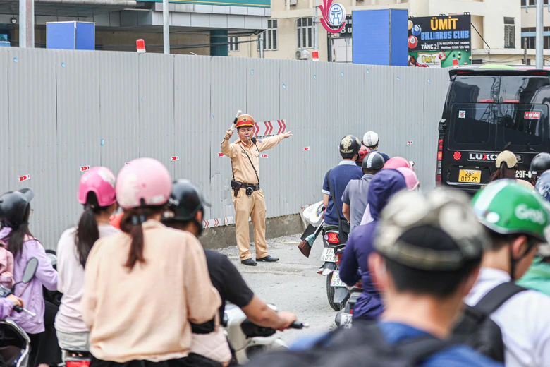 H&agrave; Nội: Khảo s&aacute;t, gỡ "n&uacute;t thắt" &ugrave;n ứ xe tại ng&atilde; tư Nguyễn Ch&iacute; Thanh - Đ&ecirc; La Th&agrave;nh - Ảnh 5.