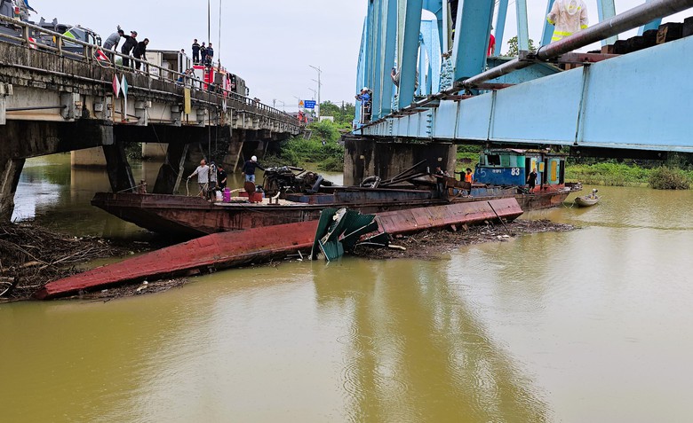 Quảng Trị: Giải cứu th&agrave;nh c&ocirc;ng chiếc s&agrave; lan mắc kẹt dưới cầu Mỹ Ch&aacute;nh- Ảnh 1.