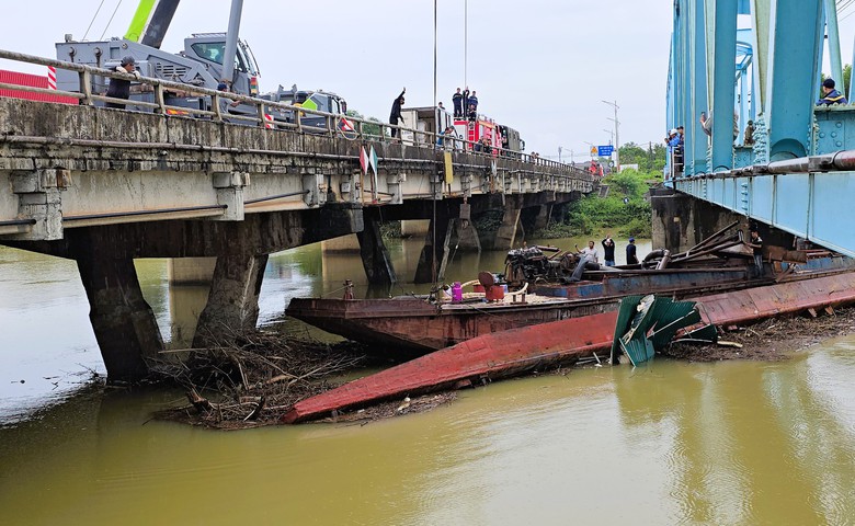 Quảng Trị: Giải cứu th&agrave;nh c&ocirc;ng chiếc s&agrave; lan mắc kẹt dưới cầu Mỹ Ch&aacute;nh- Ảnh 5.