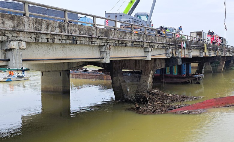 Quảng Trị: Giải cứu th&agrave;nh c&ocirc;ng chiếc s&agrave; lan mắc kẹt dưới cầu Mỹ Ch&aacute;nh- Ảnh 7.