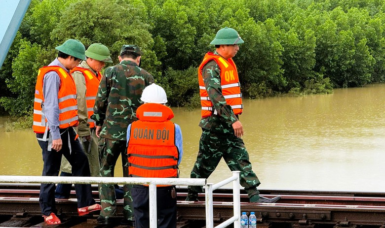 Quảng Trị: Khẩn trương xử l&yacute; hai s&agrave; lan c&ograve;n đang mắc kẹt dưới cầu Mỹ Ch&aacute;nh- Ảnh 1.