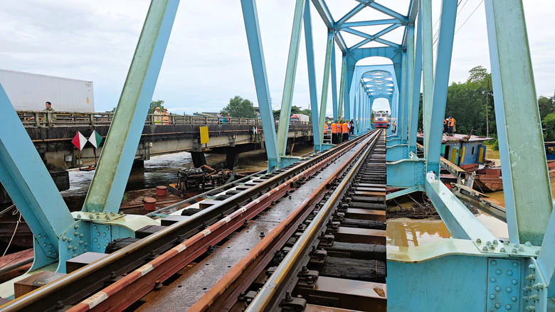 Quảng Trị: Khẩn trương xử l&yacute; hai s&agrave; lan c&ograve;n đang mắc kẹt dưới cầu Mỹ Ch&aacute;nh- Ảnh 7.