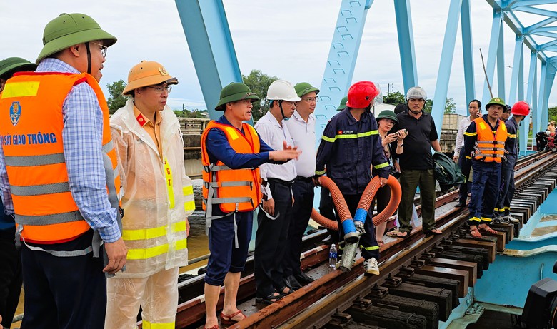 Quảng Trị: Khẩn trương xử l&yacute; hai s&agrave; lan c&ograve;n đang mắc kẹt dưới cầu Mỹ Ch&aacute;nh- Ảnh 9.
