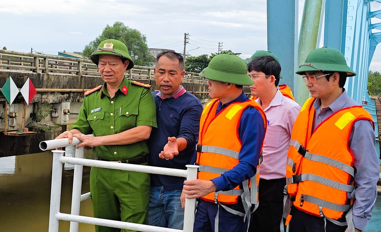 Quảng Trị: Khẩn trương xử l&yacute; hai s&agrave; lan c&ograve;n đang mắc kẹt dưới cầu Mỹ Ch&aacute;nh- Ảnh 10.