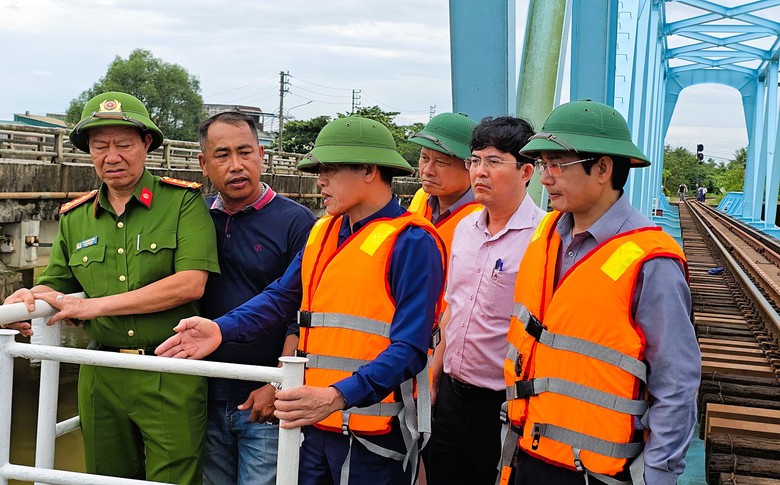 Quảng Trị: Khẩn trương xử l&yacute; hai s&agrave; lan c&ograve;n đang mắc kẹt dưới cầu Mỹ Ch&aacute;nh- Ảnh 11.