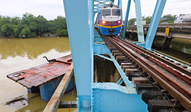 Quảng Trị: Khẩn trương xử l&yacute; hai s&agrave; lan c&ograve;n đang mắc kẹt dưới cầu Mỹ Ch&aacute;nh- Ảnh 4.