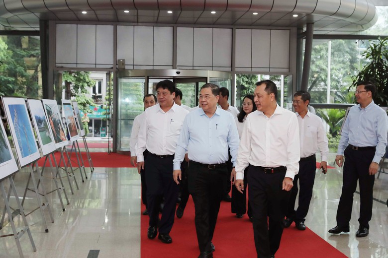 Ph&oacute; thủ tướng Phạm Gia T&uacute;c thăm, l&agrave;m việc với EVN- Ảnh 1.