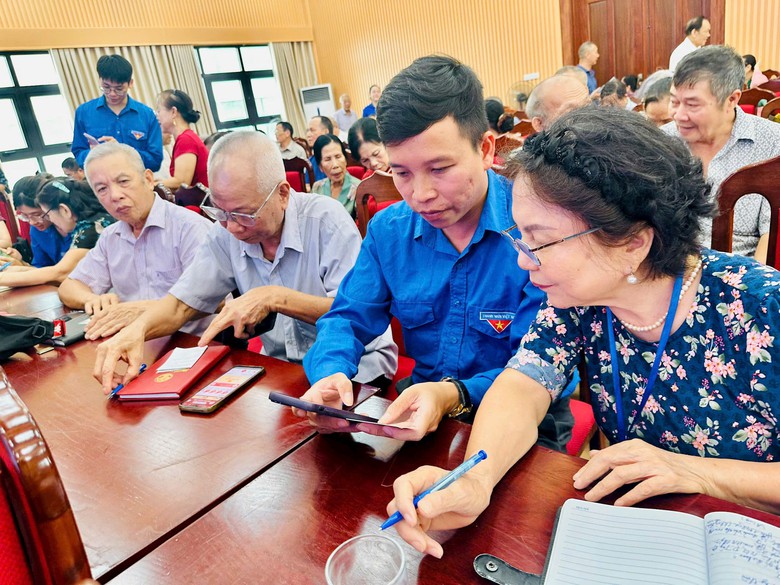 Người cao tuổi thủ đ&ocirc; kh&ocirc;ng đứng ngo&agrave;i h&agrave;nh tr&igrave;nh chuyển đổi số- Ảnh 3.