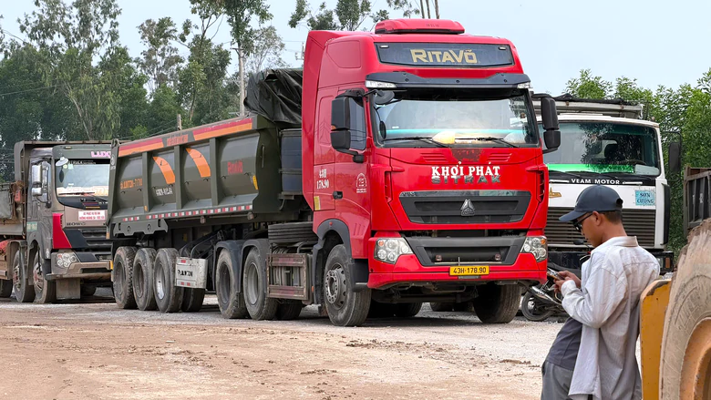 Xe tải xếp hàng chờ mua đá: Quảng Ngãi ưu tiên vật liệu cho công trình nội tỉnh- Ảnh 1.
