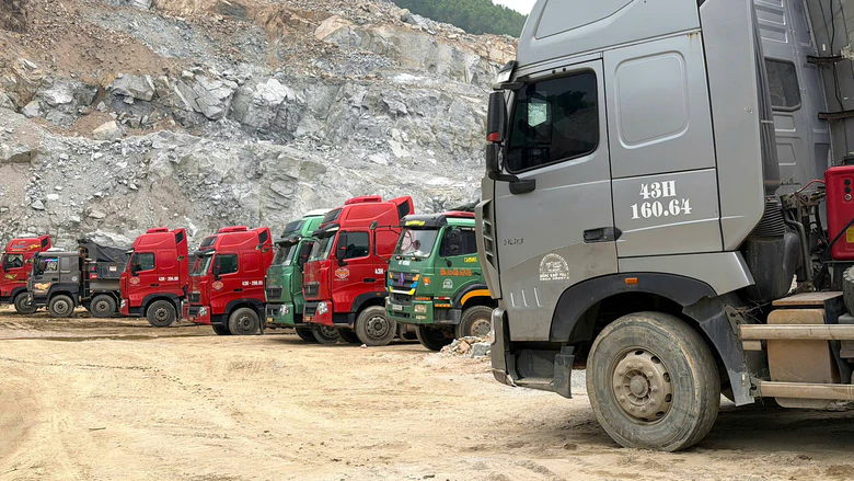 Xe tải xếp hàng chờ mua đá: Quảng Ngãi ưu tiên vật liệu cho công trình nội tỉnh- Ảnh 2.