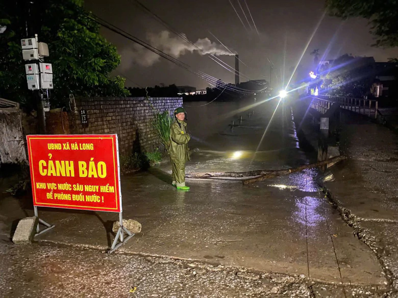 Thanh H&oacute;a: Nước s&ocirc;ng d&acirc;ng cao, khẩn trương di dời người d&acirc;n ra khỏi v&ugrave;ng ngập lụt- Ảnh 3.