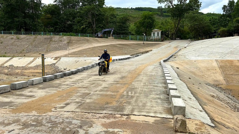 Khắc phục xong hư hỏng cầu tr&agrave;n Thạch Nham, người d&acirc;n Quảng Ng&atilde;i đi lại thuận lợi- Ảnh 1.
