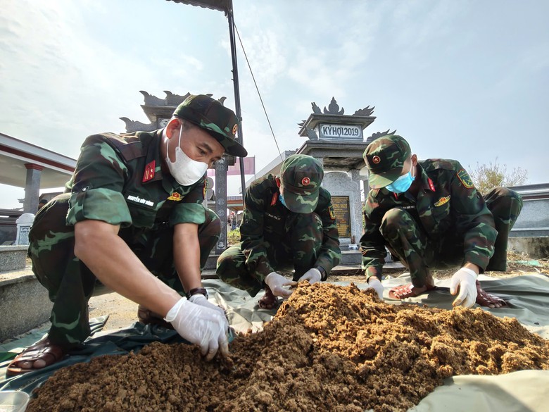 Đ&agrave; Nẵng: Ph&aacute;t hiện v&iacute; da, b&agrave;n chải v&agrave; nhiều di vật trong mộ tập thể- Ảnh 2.