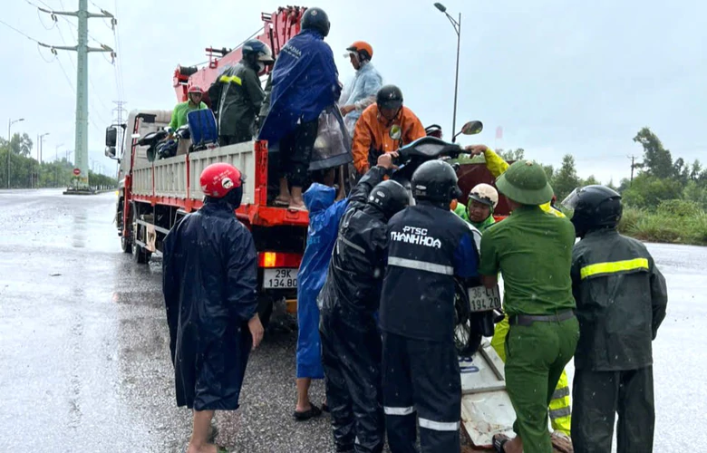 Thanh H&oacute;a: Nước s&ocirc;ng d&acirc;ng cao, khẩn trương di dời người d&acirc;n ra khỏi v&ugrave;ng ngập lụt- Ảnh 1.