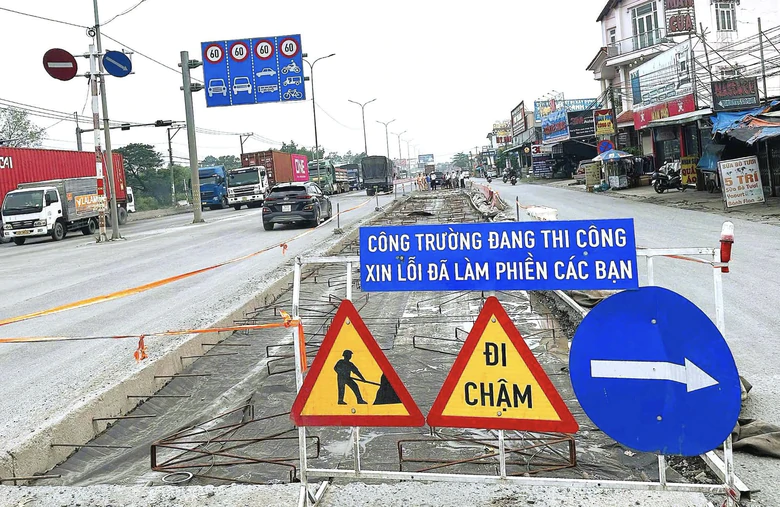CSGT c&ugrave;ng Sở X&acirc;y dựng Đồng Nai kiểm tra, chấn chỉnh thi c&ocirc;ng tr&ecirc;n QL51- Ảnh 2.