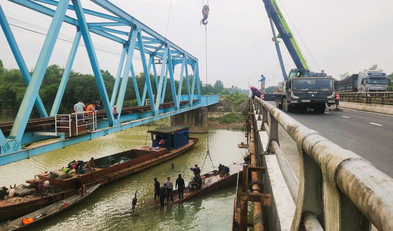 Trục vớt th&agrave;nh c&ocirc;ng s&agrave; lan cuối c&ugrave;ng mắc kẹt tại cầu Mỹ Ch&aacute;nh, Quảng Trị- Ảnh 1.