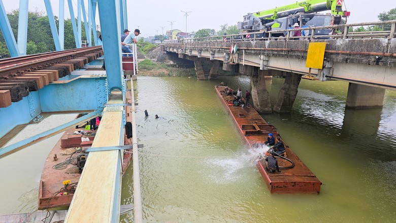 Trục vớt th&agrave;nh c&ocirc;ng s&agrave; lan cuối c&ugrave;ng mắc kẹt tại cầu Mỹ Ch&aacute;nh, Quảng Trị- Ảnh 2.