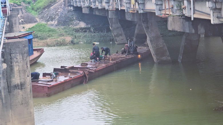 Trục vớt th&agrave;nh c&ocirc;ng s&agrave; lan cuối c&ugrave;ng mắc kẹt tại cầu Mỹ Ch&aacute;nh, Quảng Trị- Ảnh 3.