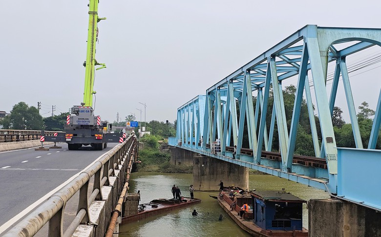 Trục vớt th&agrave;nh c&ocirc;ng s&agrave; lan cuối c&ugrave;ng mắc kẹt tại cầu Mỹ Ch&aacute;nh, Quảng Trị- Ảnh 4.