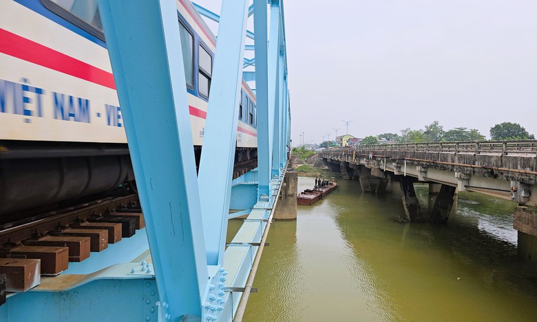 Trục vớt th&agrave;nh c&ocirc;ng s&agrave; lan cuối c&ugrave;ng mắc kẹt tại cầu Mỹ Ch&aacute;nh, Quảng Trị- Ảnh 5.