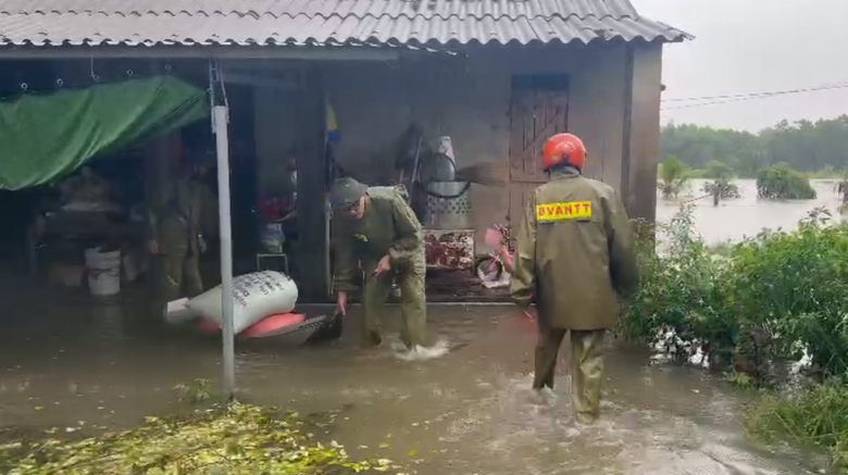 Thanh H&oacute;a: Nước s&ocirc;ng d&acirc;ng cao, khẩn trương di dời người d&acirc;n ra khỏi v&ugrave;ng ngập lụt- Ảnh 4.