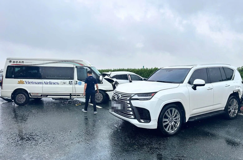 Điều tra vụ &ocirc; t&ocirc; Lexus dừng giữa cao tốc Ph&aacute;p V&acirc;n - Cầu Giẽ, khiến hai xe kh&aacute;c đ&acirc;m dồn toa- Ảnh 1.