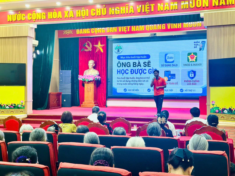 Người cao tuổi thủ đ&ocirc; kh&ocirc;ng đứng ngo&agrave;i h&agrave;nh tr&igrave;nh chuyển đổi số- Ảnh 1.