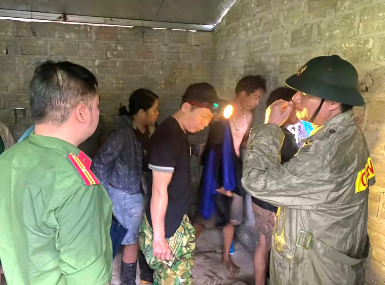 Ph&uacute; Thọ: Giải cứu th&agrave;nh c&ocirc;ng 3 người mắc kẹt giữa hang động ngập nước - Ảnh 2.