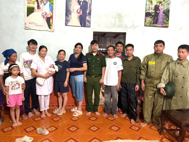 Thanh Hóa: Công an, nhân viên y tế vượt lũ đến tận nhà đỡ đẻ cho sản phụ- Ảnh 2.