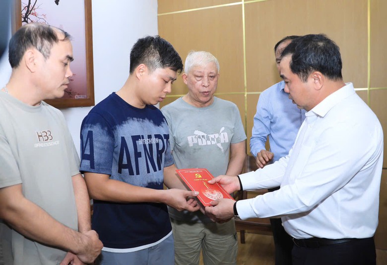 B&iacute; thư Th&agrave;nh ủy H&agrave; Nội thăm, động vi&ecirc;n nạn nh&acirc;n vụ ch&aacute;y tại phường T&acirc;y Hồ - Ảnh 2.