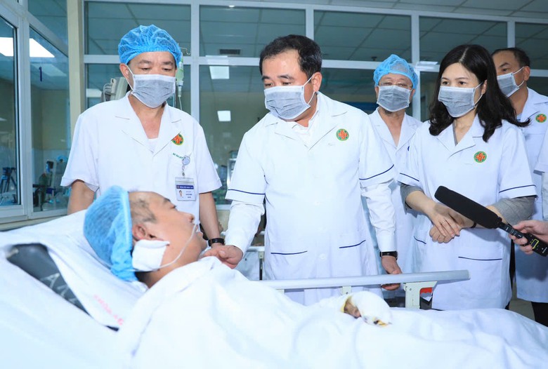 B&iacute; thư Th&agrave;nh ủy H&agrave; Nội thăm, động vi&ecirc;n nạn nh&acirc;n vụ ch&aacute;y tại phường T&acirc;y Hồ - Ảnh 1.