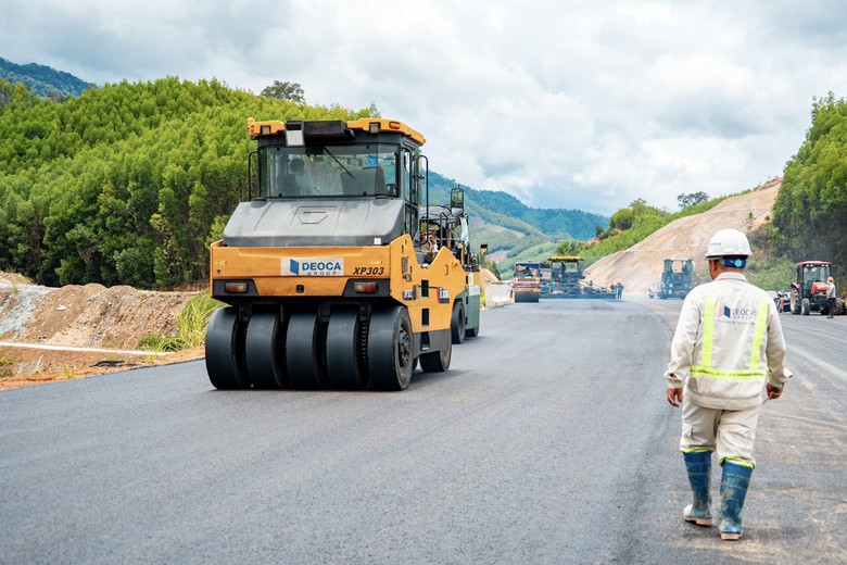 Vượt kh&oacute; l&agrave;m cao tốc giữa đại ng&agrave;n T&acirc;y Nguy&ecirc;n - Ảnh 11.