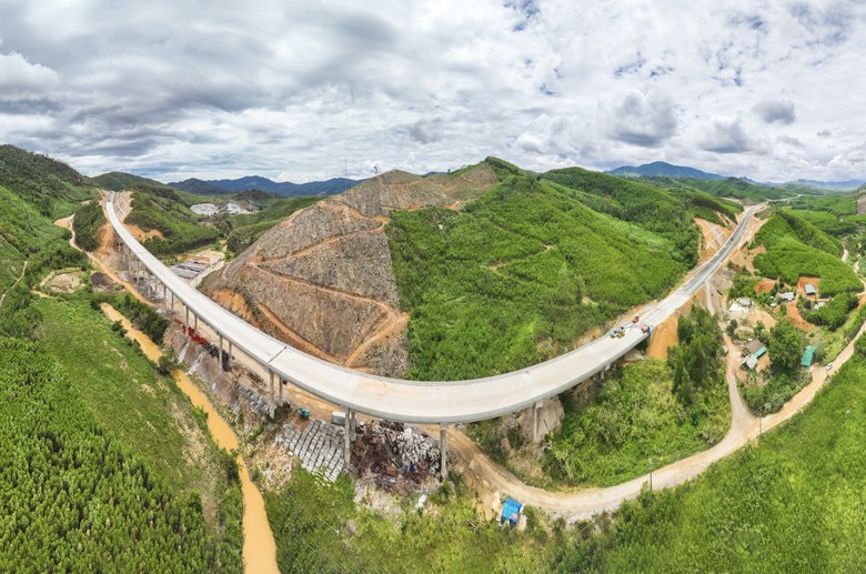 Vượt kh&oacute; l&agrave;m cao tốc giữa đại ng&agrave;n T&acirc;y Nguy&ecirc;n - Ảnh 9.