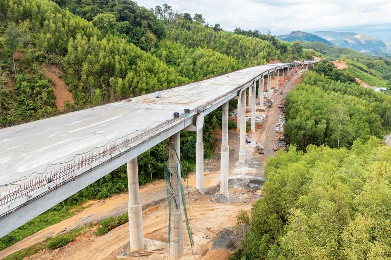 Vượt kh&oacute; l&agrave;m cao tốc giữa đại ng&agrave;n T&acirc;y Nguy&ecirc;n - Ảnh 10.