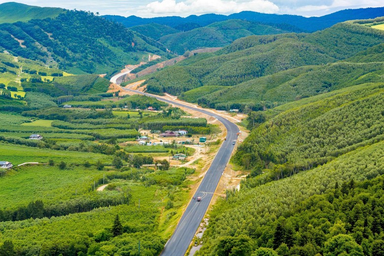 Vượt kh&oacute; l&agrave;m cao tốc giữa đại ng&agrave;n T&acirc;y Nguy&ecirc;n - Ảnh 12.