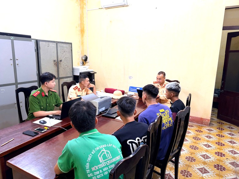 C&ocirc;ng an x&aacute;c minh nh&oacute;m thiếu ni&ecirc;n đi xe m&aacute;y kh&ocirc;ng biển số, đ&aacute;nh v&otilde;ng ở L&agrave;o Cai- Ảnh 1.