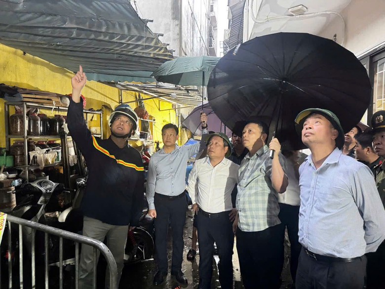 Chủ tịch H&agrave; Nội chỉ đạo khẩn trương l&agrave;m r&otilde; nguy&ecirc;n nh&acirc;n vụ ch&aacute;y tại phường T&acirc;y Hồ - Ảnh 1.