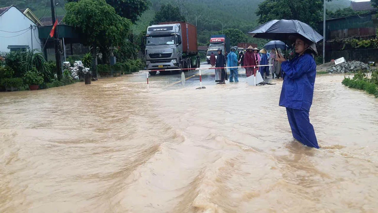Nghệ An: Nước lũ cuộn chảy như suối tr&ecirc;n mặt đường, quốc lộ 48 ngập s&acirc;u 1m- Ảnh 1.