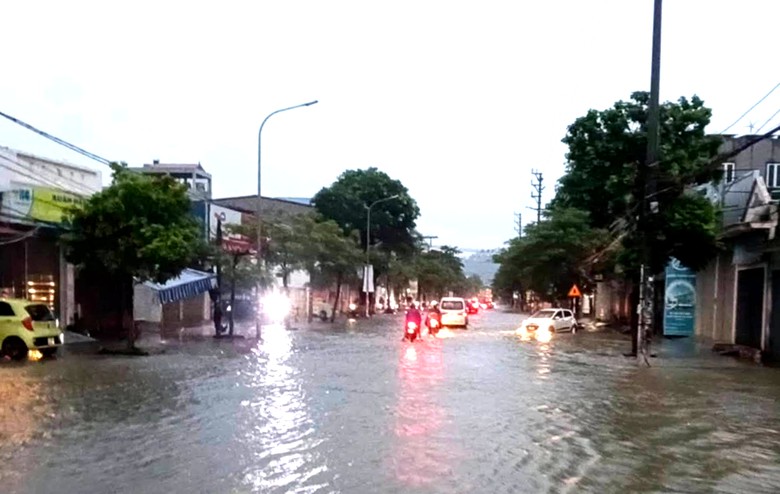 Mưa lớn, nhiều tuyến phố trung t&acirc;m Hải Ph&ograve;ng ngập cục bộ- Ảnh 1.