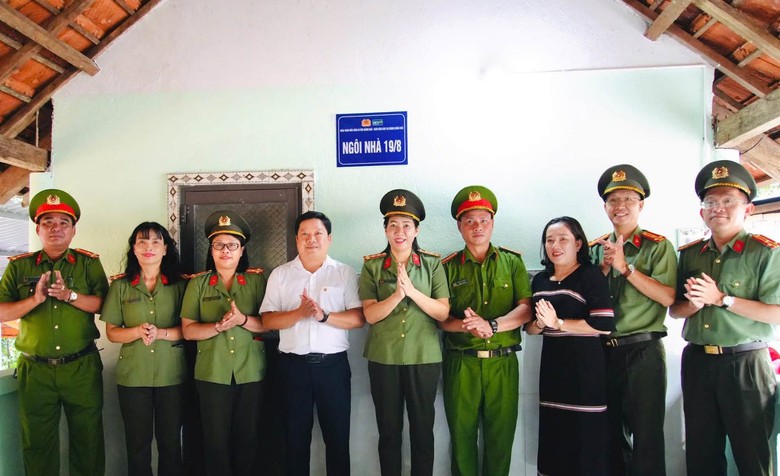 C&ocirc;ng an tỉnh Quảng Ng&atilde;i b&agrave;n giao "Ng&ocirc;i nh&agrave; 19/8" cho c&aacute;n bộ c&oacute; ho&agrave;n cảnh kh&oacute; khăn- Ảnh 1.
