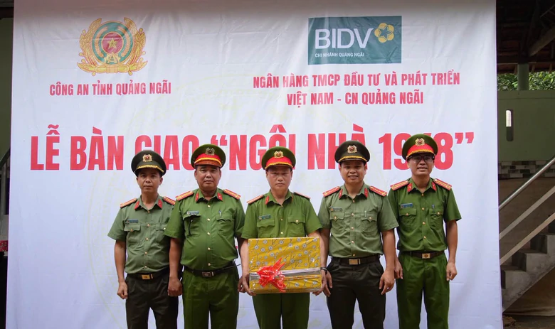 C&ocirc;ng an tỉnh Quảng Ng&atilde;i b&agrave;n giao "Ng&ocirc;i nh&agrave; 19/8" cho c&aacute;n bộ c&oacute; ho&agrave;n cảnh kh&oacute; khăn- Ảnh 2.