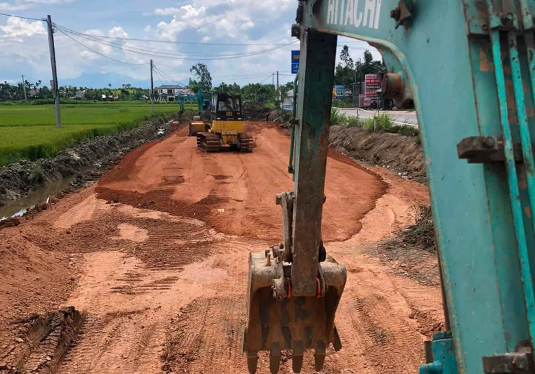 Quảng Ng&atilde;i: Tăng cường gi&aacute;m s&aacute;t, quản l&yacute;, n&acirc;ng cao chất lượng c&ocirc;ng tr&igrave;nh giao th&ocirc;ng- Ảnh 2.