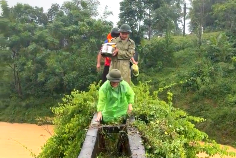 Thanh Hóa: Công an, nhân viên y tế vượt lũ đến tận nhà đỡ đẻ cho sản phụ- Ảnh 1.