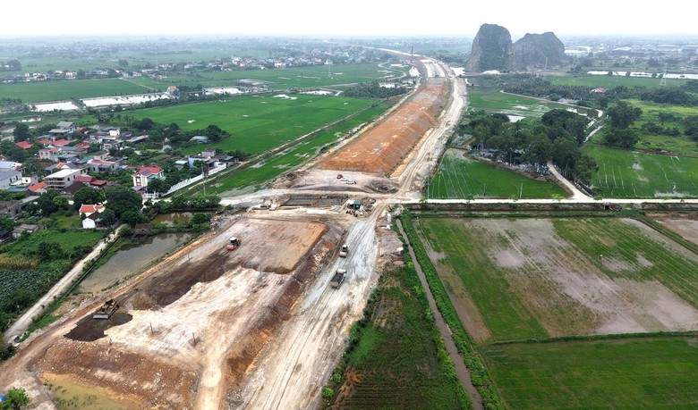 Ninh Bình: Nỗ lực hoàn thiện các điều kiện hướng tới thành phố trực thuộc Trung ương- Ảnh 3.
